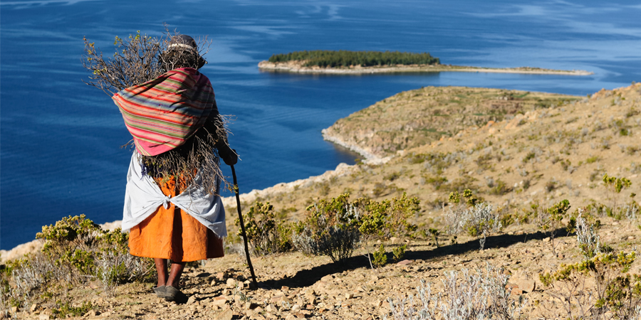 Indígena peruana camina por las montañas que rodean la presa de Poechos